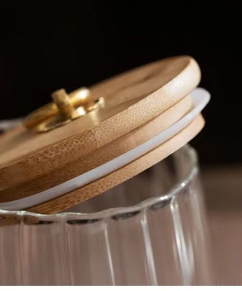 Détail du couvercle en bambou avec joint et anneau doré de la bonbonnière déco en verre cannelé