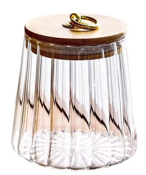 Bonbonnière déco en verre cannelé de forme évasée avec couvercle en bambou et anneau doré