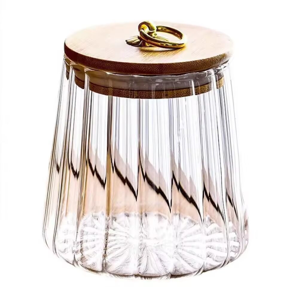 Bonbonnière déco en verre cannelé de forme évasée avec couvercle en bambou et anneau doré