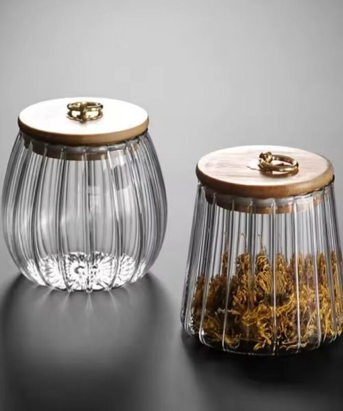 Deux bonbonnières déco en verre cannelé, une forme arrondie et une forme évasée, couvercles bambou et anneau doré