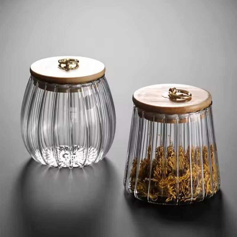 Deux bonbonnières déco en verre cannelé, une forme arrondie et une forme évasée, couvercles bambou et anneau doré